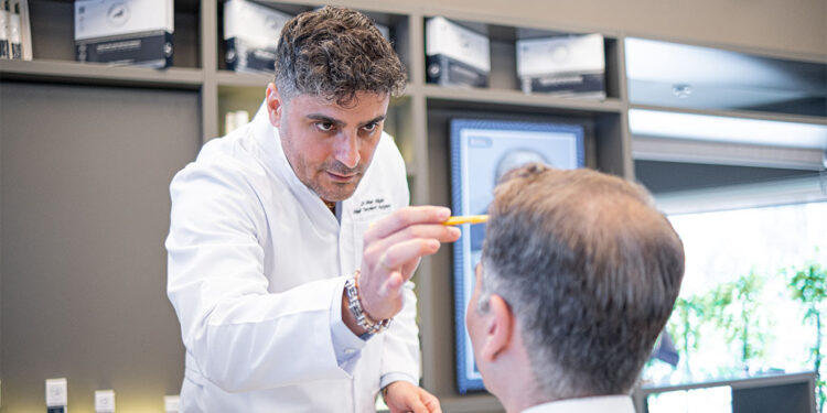 Erkeklerde saç dökülmesi özgüveni olumsuz etkileyebiliyor