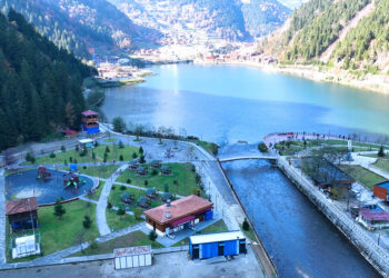 Uzungöl'ün çevresindeki kaçak ve çarpık yapılar yıkılıyor