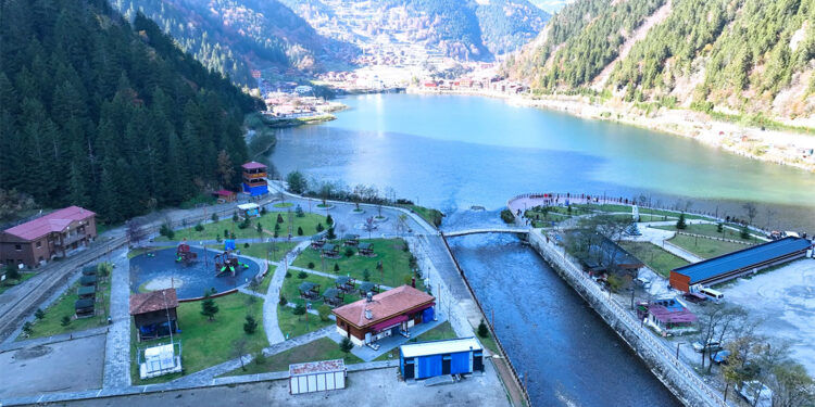 Uzungöl'ün çevresindeki kaçak ve çarpık yapılar yıkılıyor