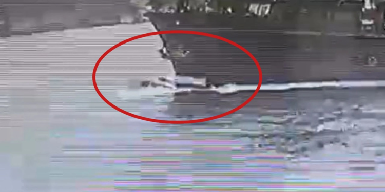 Üsküdar'da vapurla balıkçı teknesi çarpıştı