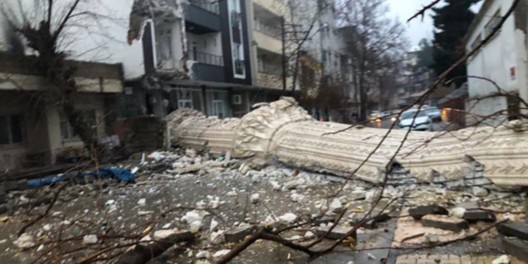 Üzerine minare devrilen evdeki zararı Diyanet Vakfı karşılayacak