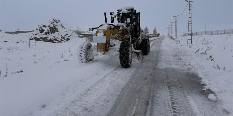 Van'da kapanan 158 yerleşim yerinden 134'ünün yolu açıldı