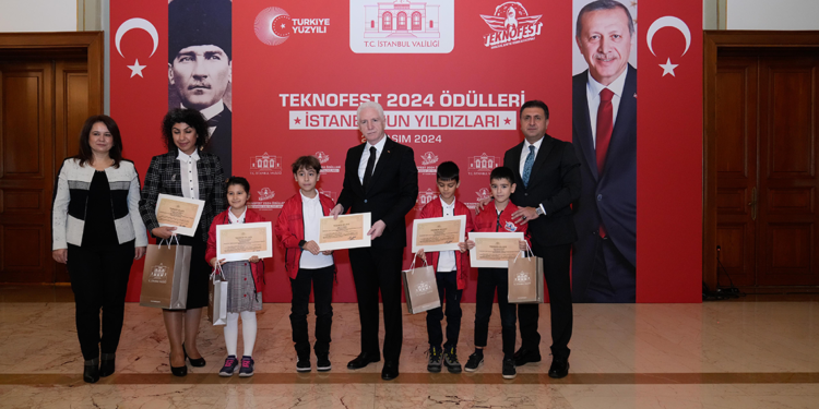 Vali Gül TEKNOFEST'te dereceye giren öğrencilere hediye verdi