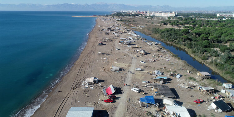 Yılan hikayesine dönen çardaklar bu sabah yıkıldı
