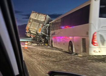 Yolcu otobüsü kamyon ve otomobille çarpıştı: 30 yaralı