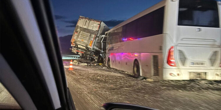 Yolcu otobüsü kamyon ve otomobille çarpıştı: 30 yaralı
