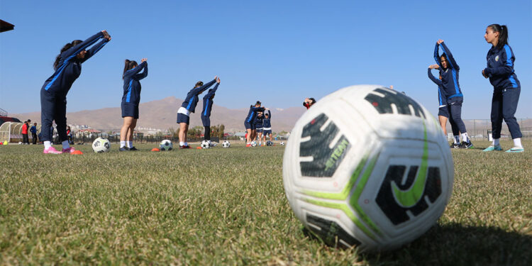 Yüksekova Spor Kulübü Kadın Futbol Takımı rakip tanımıyor