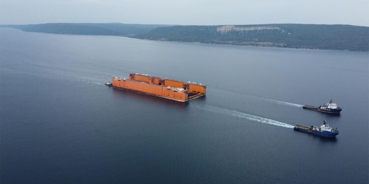 Yüzer havuzun geçişinde boğaz trafiği tek yönlü kapatıldı