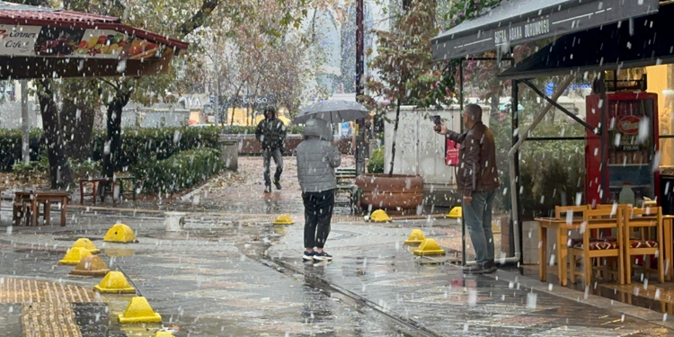 Yalova'da mevsimin ilk kar yağışı