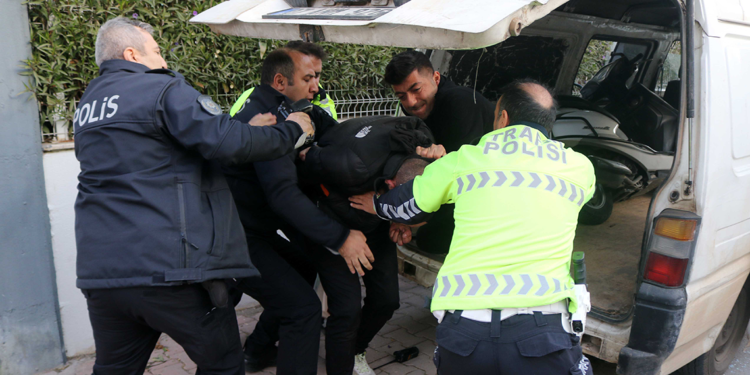 'Yarın kıyamet kopacak' diyerek çaldığı minibüsle 30 kilometre kaçtı