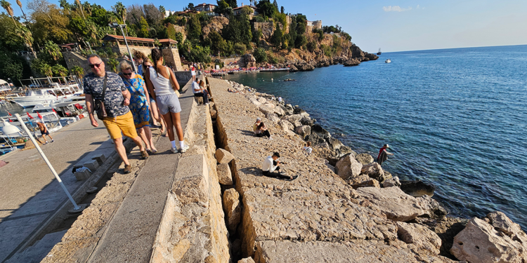 Yat Limanı İskelesi 15 derece eğildi, yüzlerce kiloluk taş bloklar düştü