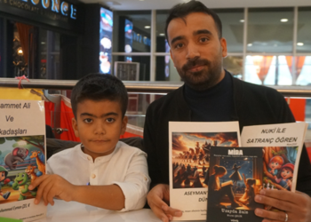 Yazarlığa merakı olan oğluyla 4 kitap yazdı, fuara katıldı