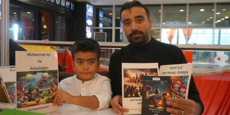 Yazarlığa merakı olan oğluyla 4 kitap yazdı, fuara katıldı