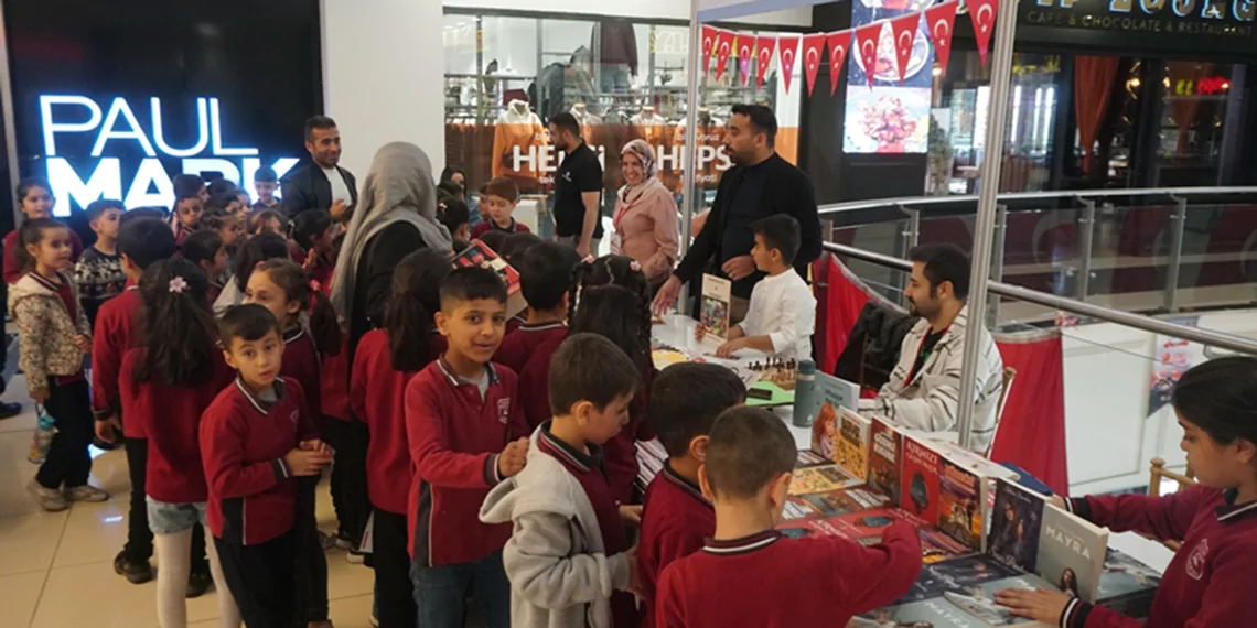 Yazarlığa merakı olan oğluyla 4 kitap yazdı, fuara katıldı