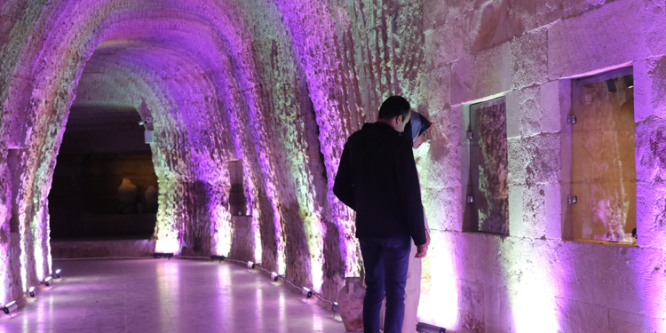 Yerin altındaki kayadan oyma müzede, tarihi çömlekler sergileniyor