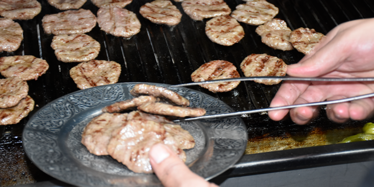 Yüzde 100 et içeren Sivas köftesini yurt dışına da götürüyorlar