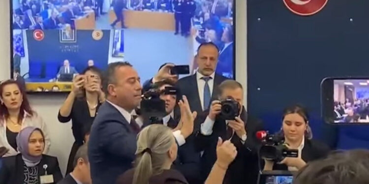 İçişleri Bakanlığı bütçe görüşmelerinde arbede çıktı