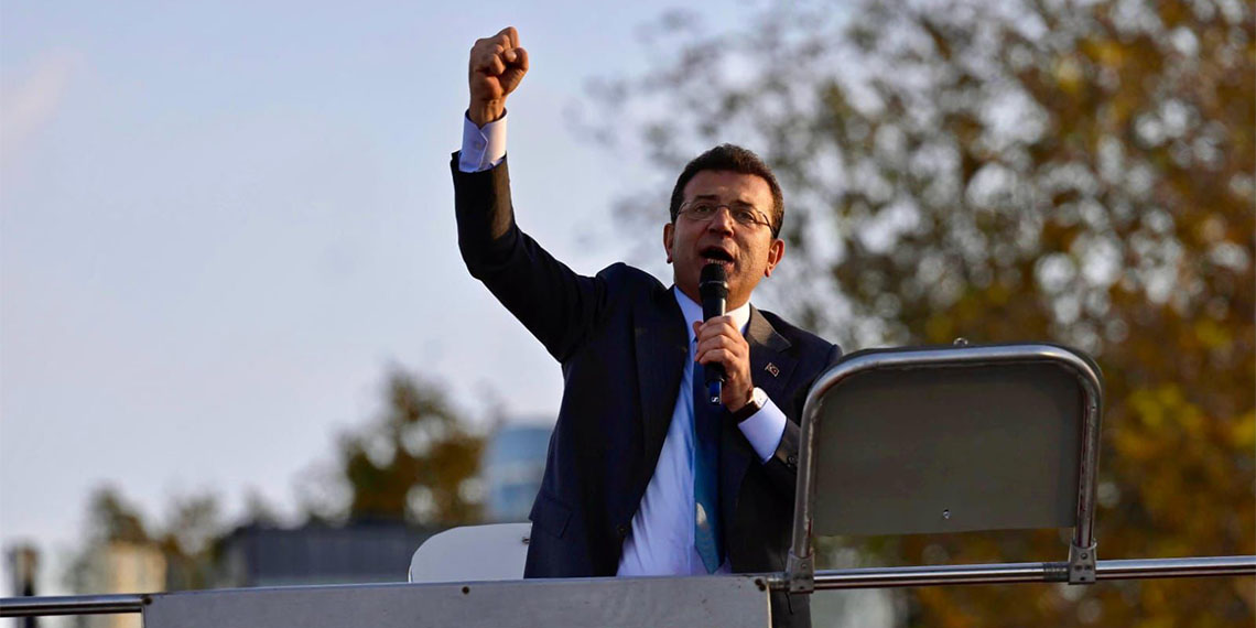 İstanbul Büyükşehir Belediye Başkanı Ekrem İmamoğlu, "Şimdi Esenyurt'un üzerine kirli bir oyun kurguluyorlar. Ahmet Özer başkanımızı, uyduruk sebeplerle terörist ilan edip, tutuklayıp kayyuma emanet ettiler" dedi.