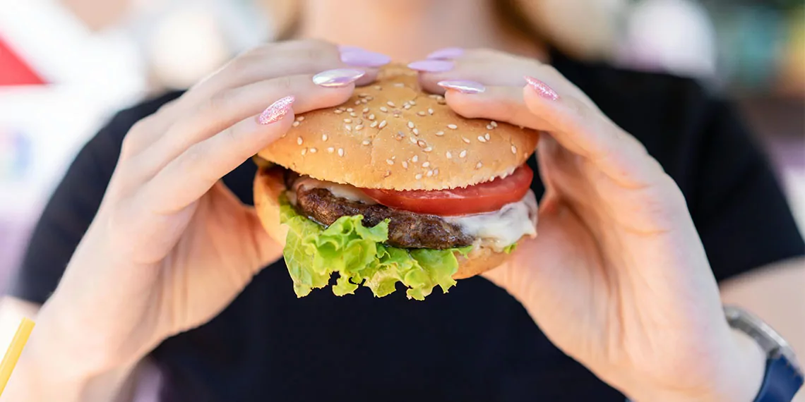 Ticaret bakanlığı, döner iskender ve hamburger için gramaj bilgisi zorunluğu getirdi. Gramaj bilgisi vermeyen işletmelere yönelik denetim yapılacağı belirtildi.