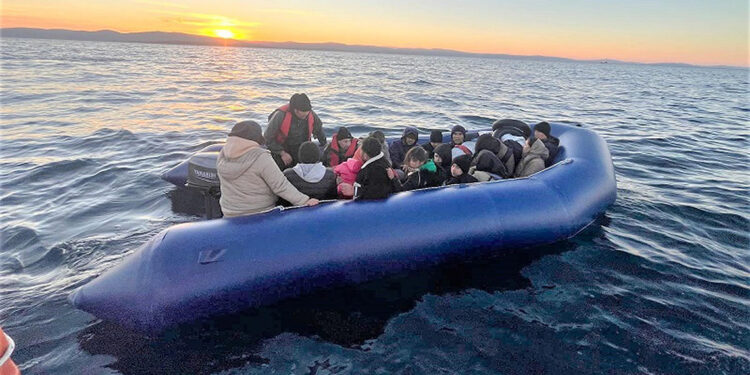 İzmir açıklarında 99 kaçak göçmen yakalandı