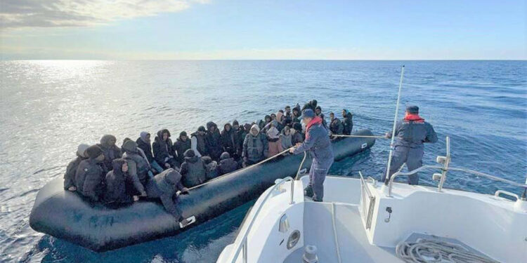 294 kaçak göçmen yakalandı, 63 kaçak kurtarıldı