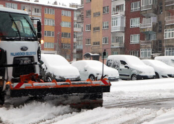 Erzurum'da kar yağışı; 1133 yerleşim yeri ulaşıma kapandı