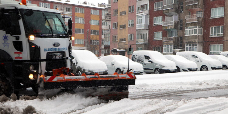 Erzurum'da kar yağışı; 1133 yerleşim yeri ulaşıma kapandı