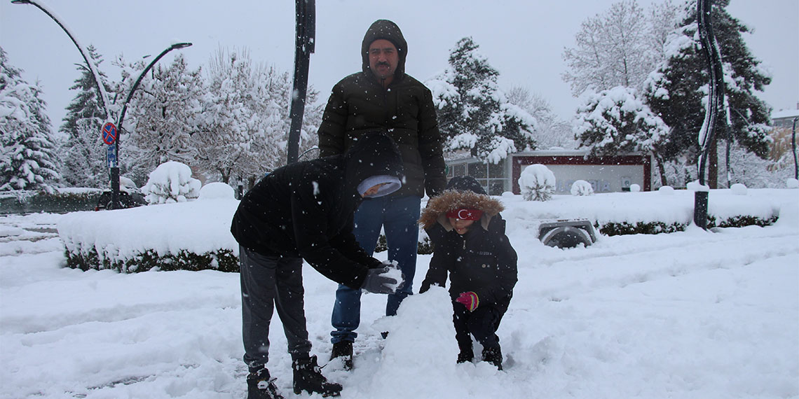 Meteoroloji Genel Müdürlüğü'nün uyarılarının ardından dün gece tüm Türkiye beyaza büründü.