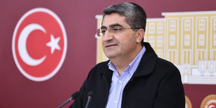 AK Parti hazin bir tutarsızlık içinde