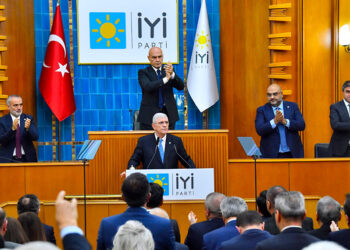 Teğmenlerimiz yalnız değildir, övünç kaynağımızdır