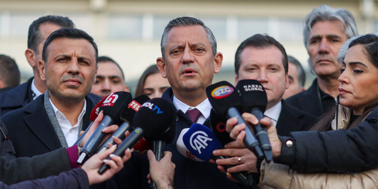 Ahmet Özer'e yapılanlar onur kırıcıdır