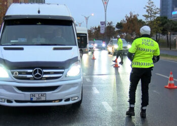 Ataşehir'de trafik ekipleri okul servislerini denetledi