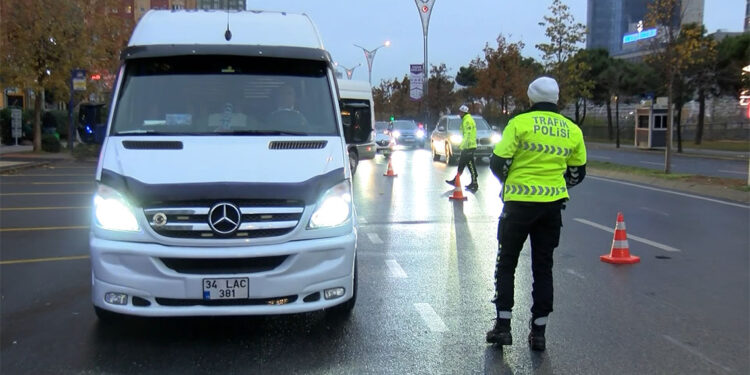 Ataşehir'de trafik ekipleri okul servislerini denetledi