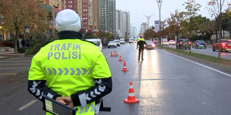 Usulsüz çakar kullanan 10 bin 444 sürücüye işlem yapıldı