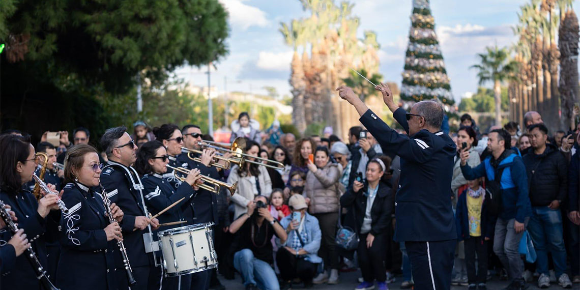 İzmir Büyükşehir Belediyesi tarafından kentte ilk kez düzenlenen İzmir'in en neşeli festivali Kültürpark’ta renkli görüntülerle başladı.