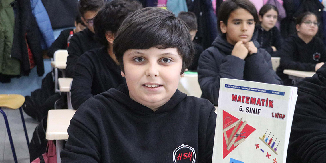 Yenişehir Mahallesi'ndeki Havva-Süleyman Yağlıca Ortaokulu 5'inci sınıf öğrencisi Selahattin Çınar Öner, matematikte dünya birincisi oldu.