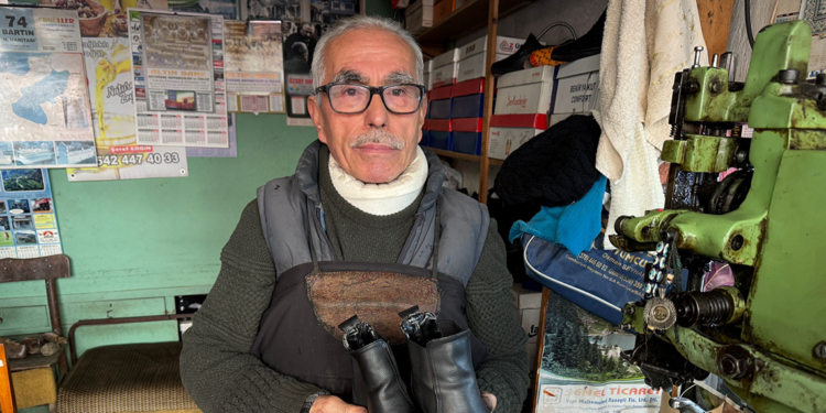 12 metrekarelik ayakkabı atölyesinde 55 yıldır mesleğini sürdürüyor