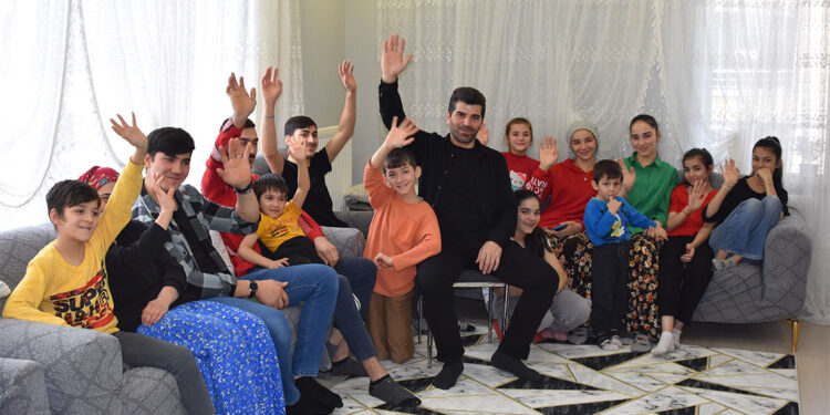 14 çocuğu 2 gelini ve 2 torunuyla aynı evde yaşıyorlar