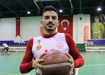 16 aylıkken omurilik felci geçirdi, basketbolla hayata tutundu