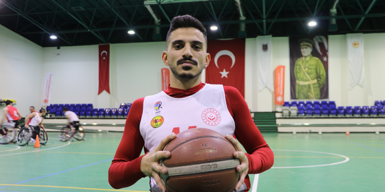 16 aylıkken omurilik felci geçirdi, basketbolla hayata tutundu