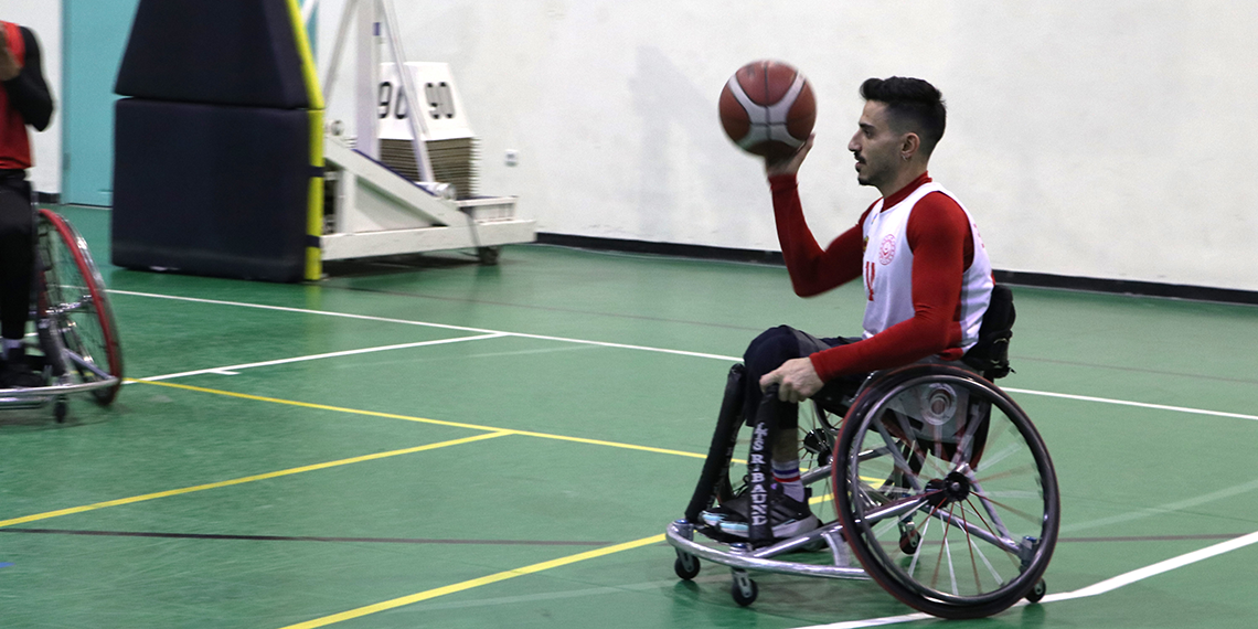 16 aylıkken omurilik felci geçirdi, basketbolla hayata tutundu