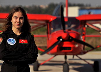 16 yaşındaki Defne Özcan, Türkiye'nin en genç kadın pilot adayı oldu