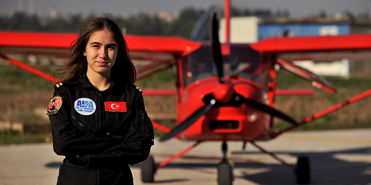 16 yaşındaki Defne Özcan, Türkiye'nin en genç kadın pilot adayı oldu