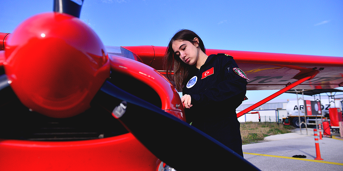 16 yaşındaki Defne Özcan, Türkiye'nin en genç kadın pilot adayı oldu