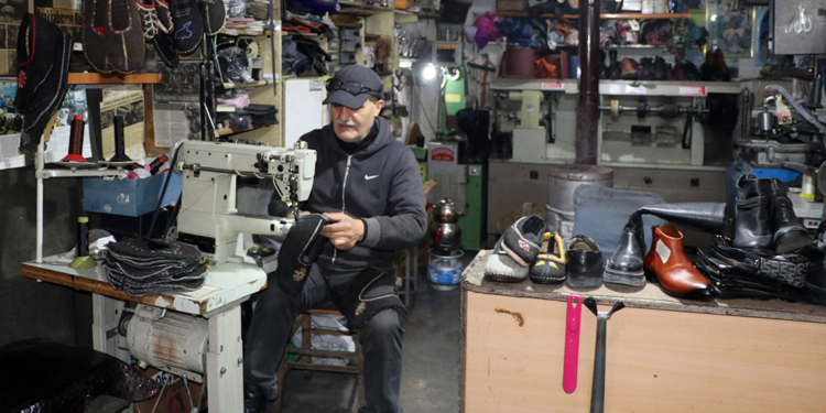 20 metrekarelik atölyesinde reşik ayakkabı üretip Avrupa'ya gönderiyor