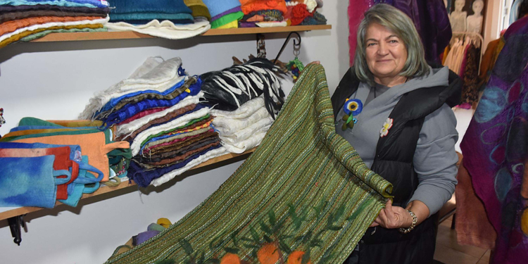 34 yıllık keçe ustası, geleneksel mesleği modernleştirerek yaşatıyor