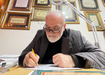 37 yıllık hat koleksiyonuna kendi eserlerini eklemek için hattat oldu