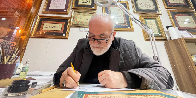 37 yıllık hat koleksiyonuna kendi eserlerini eklemek için hattat oldu