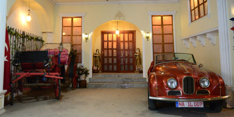 4 katlı evini yaşam müzesine dönüştürdü