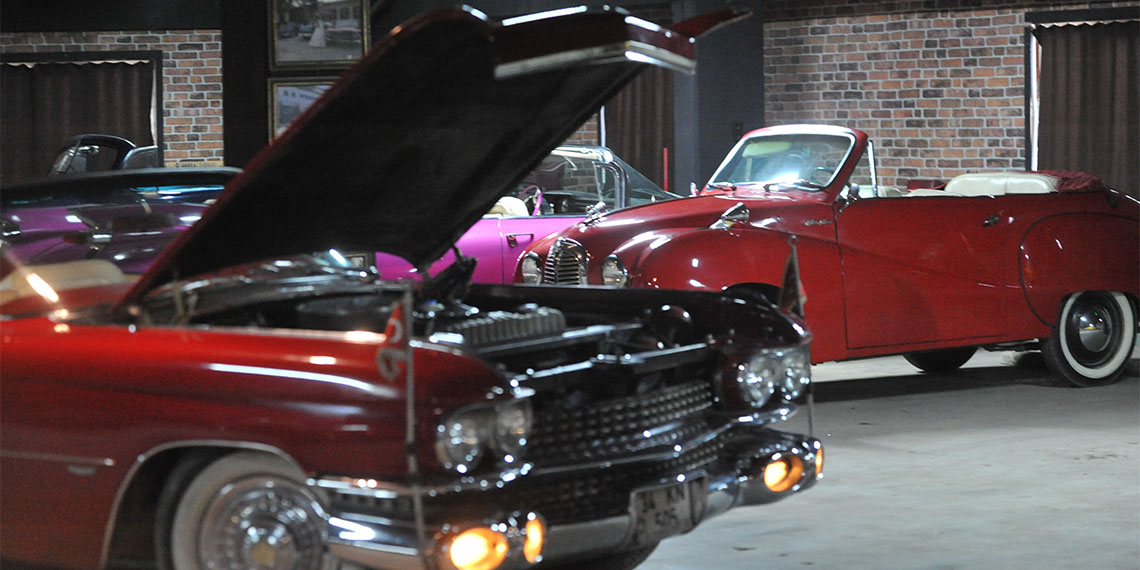 Bursa'da yaşayan Mehmet Nail (59), 4 katlı evini, 59 yıldır biriktirdiği eşyalar ve antika otomobillerle yaşam müzesine dönüştürdü.